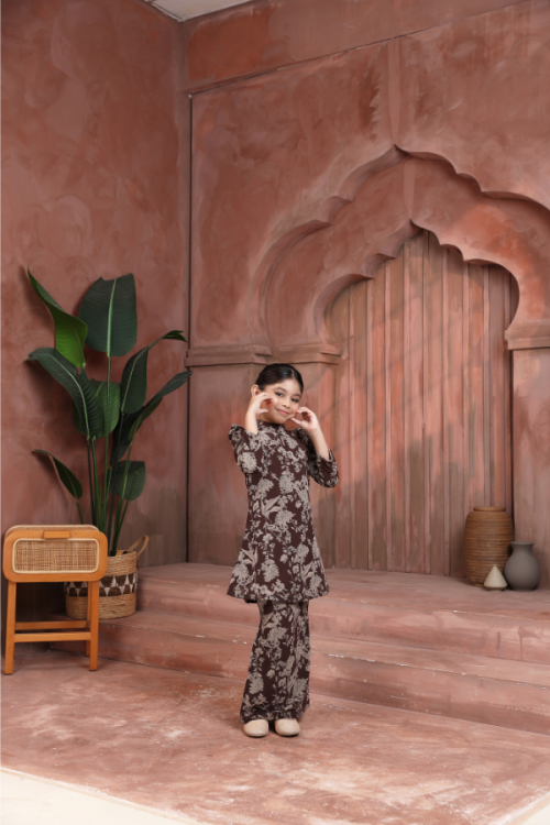 KURUNG FLORENCE KIDS - OLEANDER IN RICH BROWN