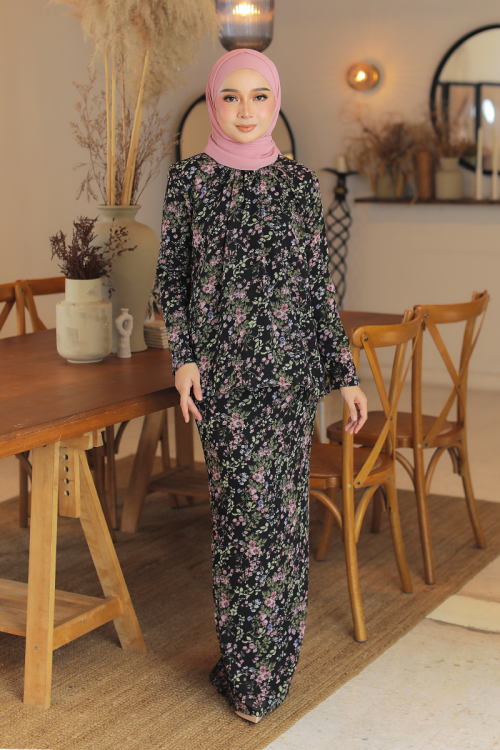 KURUNG EMBRACE - MARGARET IN BLACK