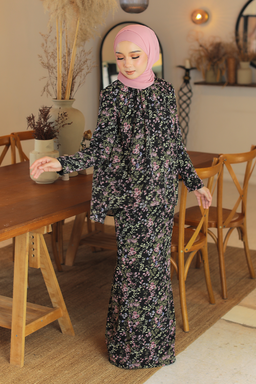 KURUNG EMBRACE - MARGARET IN BLACK