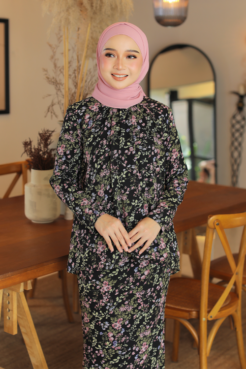 KURUNG EMBRACE - MARGARET IN BLACK