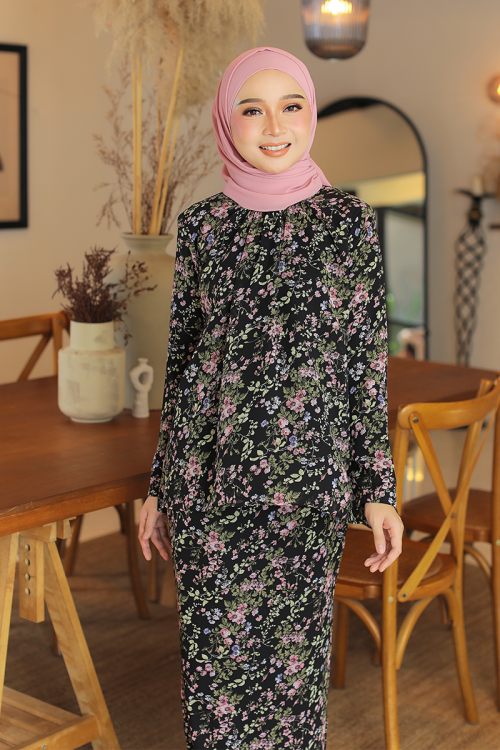 KURUNG EMBRACE - MARGARET IN BLACK