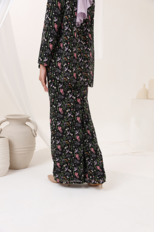 KURUNG EMBRACE - ALAYNA IN BLACK